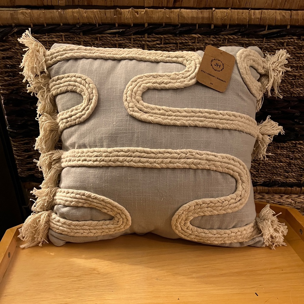 NWT 🤍 BOHO light gray linen pillow with macramé design